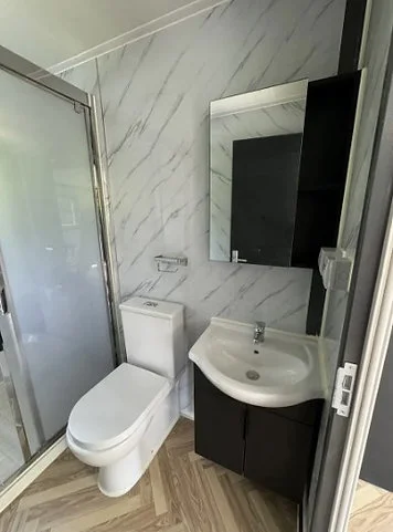 Tiny House avec Deux Chambres et Cuisine 2024 – Image 5