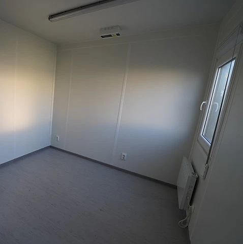 Container bureau /6x3 mètres avec fenêtres sur le côté long droit – Image 2