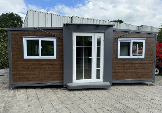 Tiny House avec Deux Chambres et Cuisine 2024