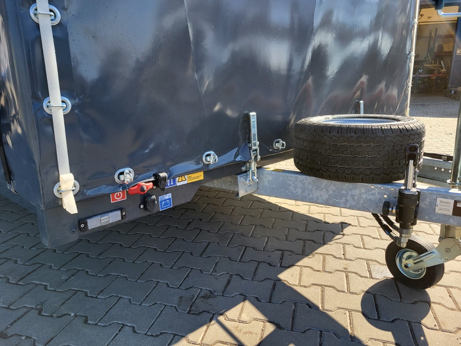 Transporteur sportif 700 x 230 x 220 cm avec rideaux coulissants sur 2 côtés, poids total autorisé en charge jusqu'à 3500 kg, transporteur universel – Image 4