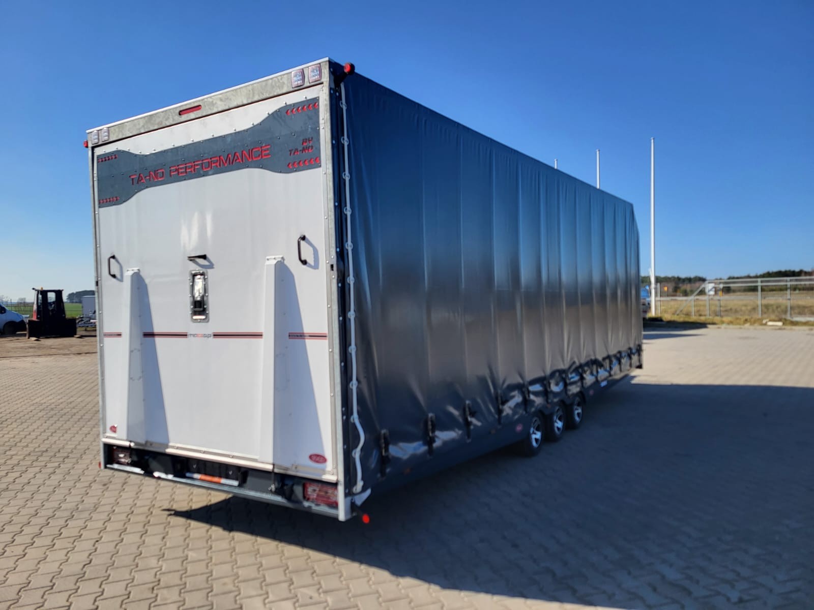 Transporteur sportif 700 x 230 x 220 cm avec rideaux coulissants sur 2 côtés, poids total autorisé en charge jusqu'à 3500 kg, transporteur universel – Image 3