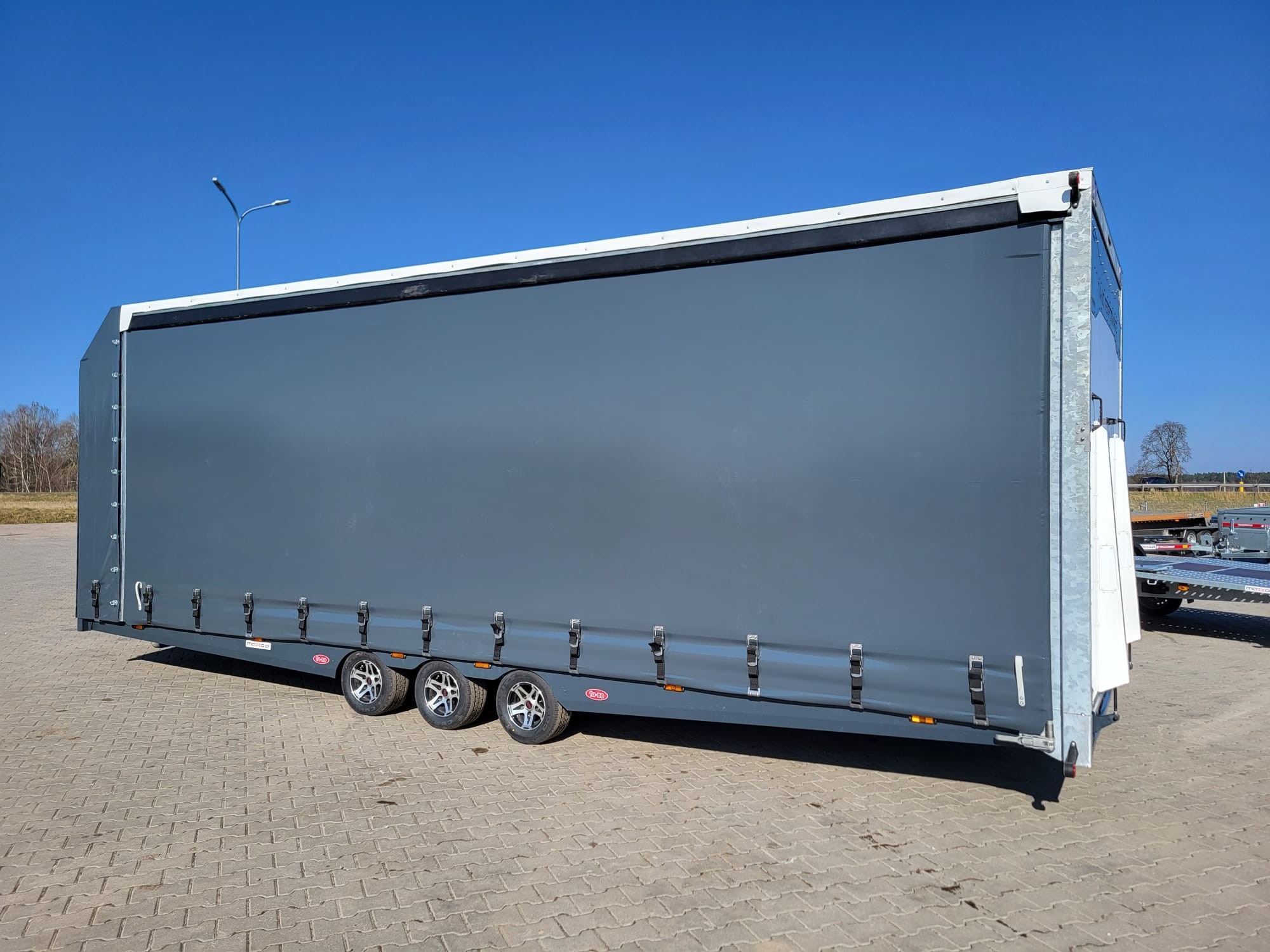 Transporteur sportif 700 x 230 x 220 cm avec rideaux coulissants sur 2 côtés, poids total autorisé en charge jusqu'à 3500 kg, transporteur universel – Image 13