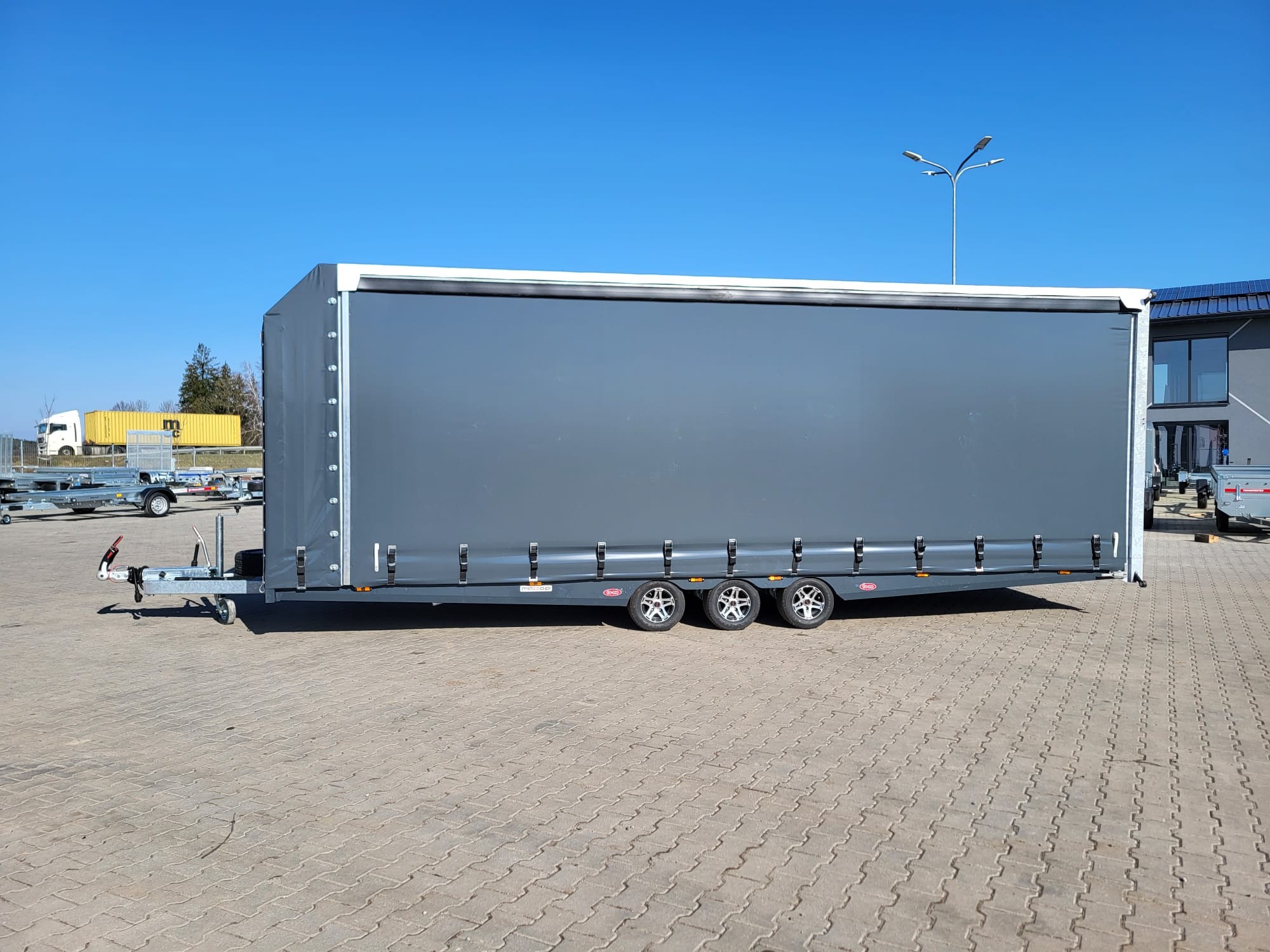 Transporteur sportif 700 x 230 x 220 cm avec rideaux coulissants sur 2 côtés, poids total autorisé en charge jusqu'à 3500 kg, transporteur universel – Image 12