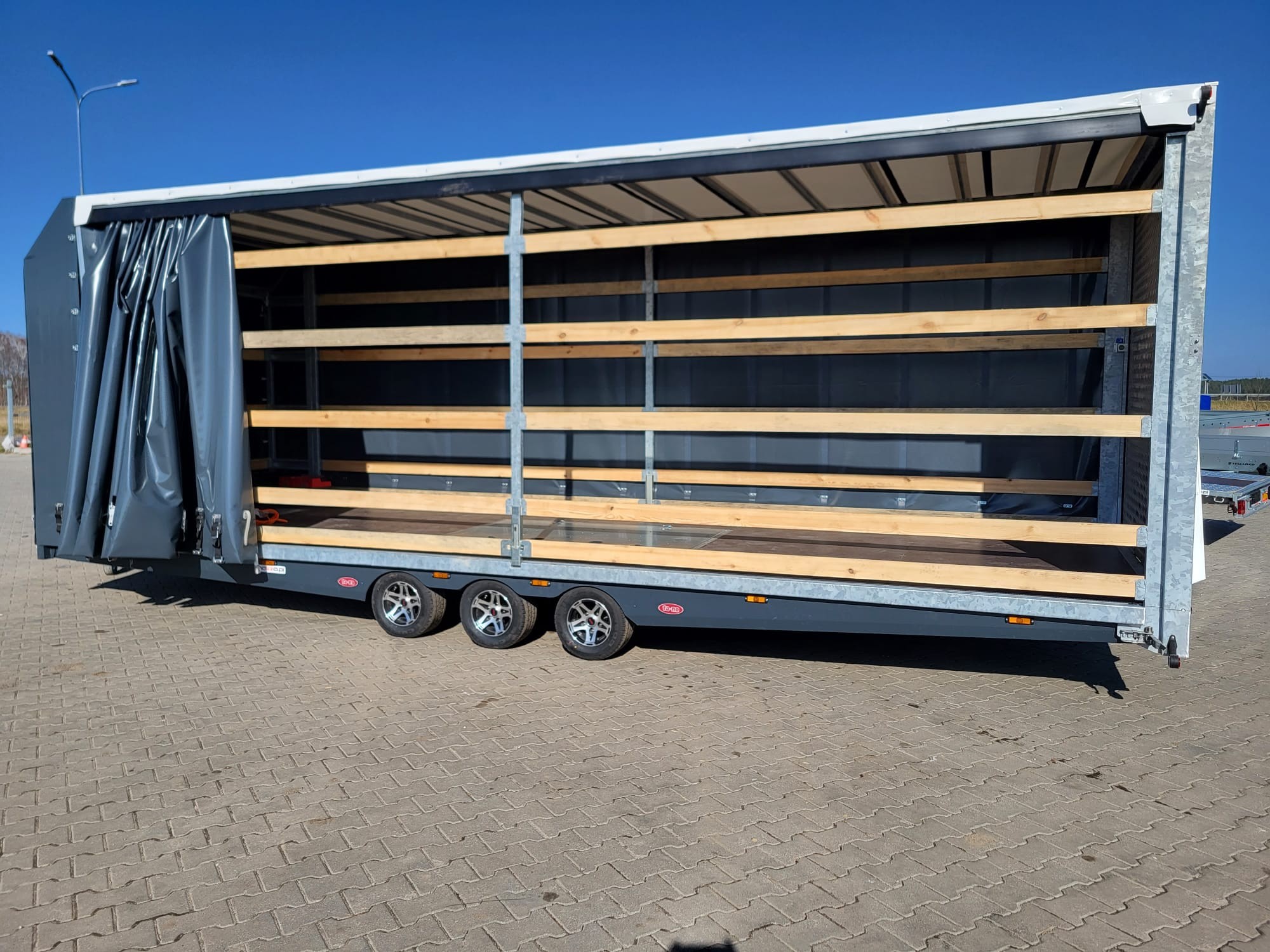 Transporteur sportif 700 x 230 x 220 cm avec rideaux coulissants sur 2 côtés, poids total autorisé en charge jusqu'à 3500 kg, transporteur universel – Image 7