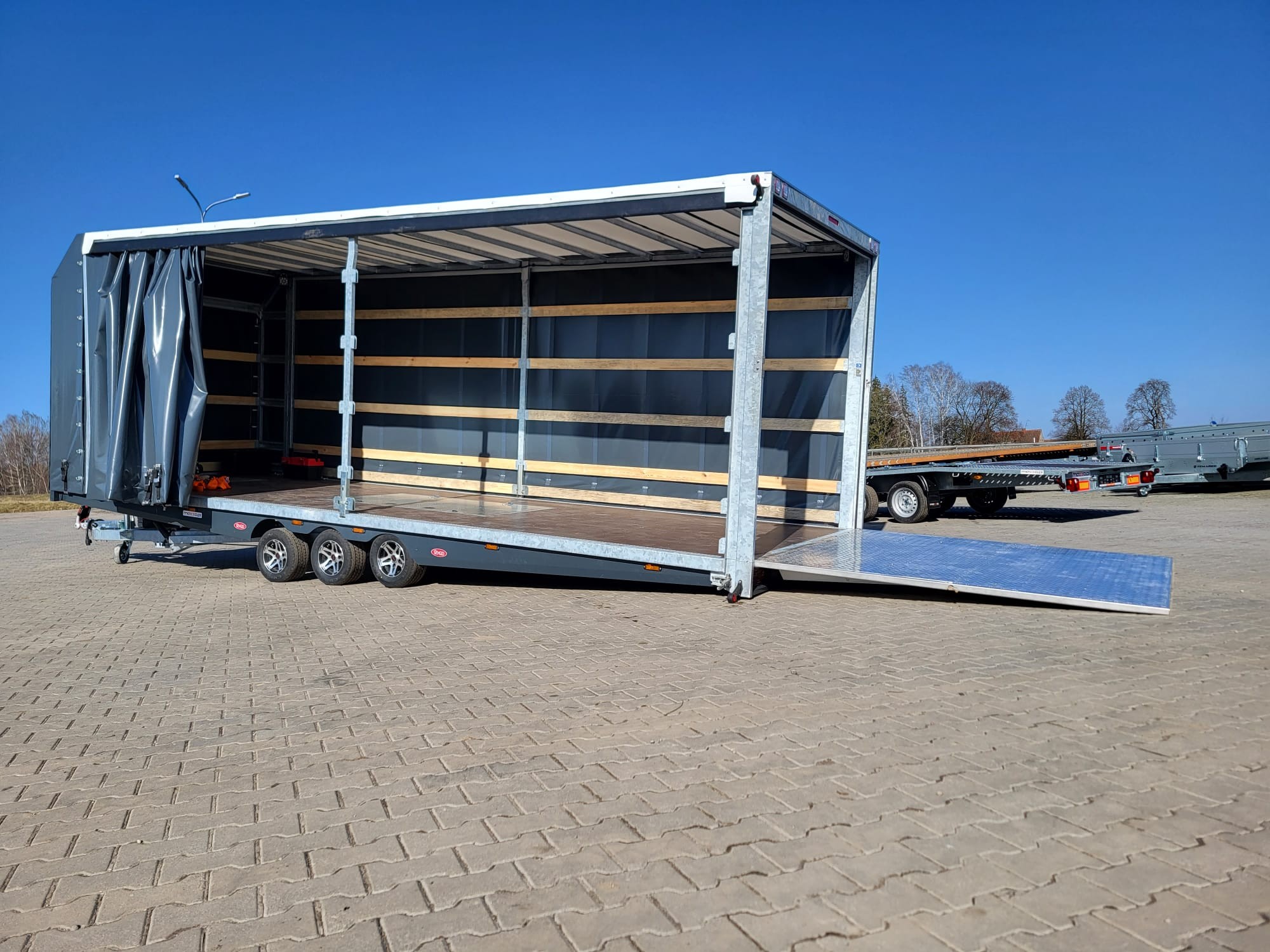 Transporteur sportif 700 x 230 x 220 cm avec rideaux coulissants sur 2 côtés, poids total autorisé en charge jusqu'à 3500 kg, transporteur universel – Image 8