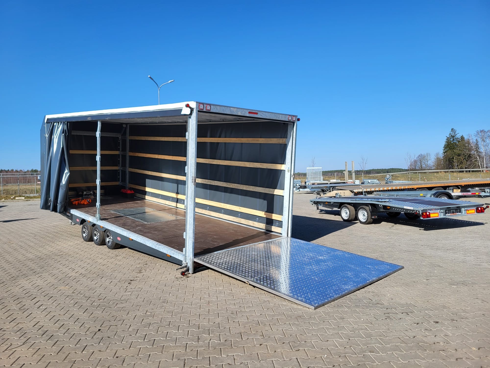 Transporteur sportif 700 x 230 x 220 cm avec rideaux coulissants sur 2 côtés, poids total autorisé en charge jusqu'à 3500 kg, transporteur universel – Image 9