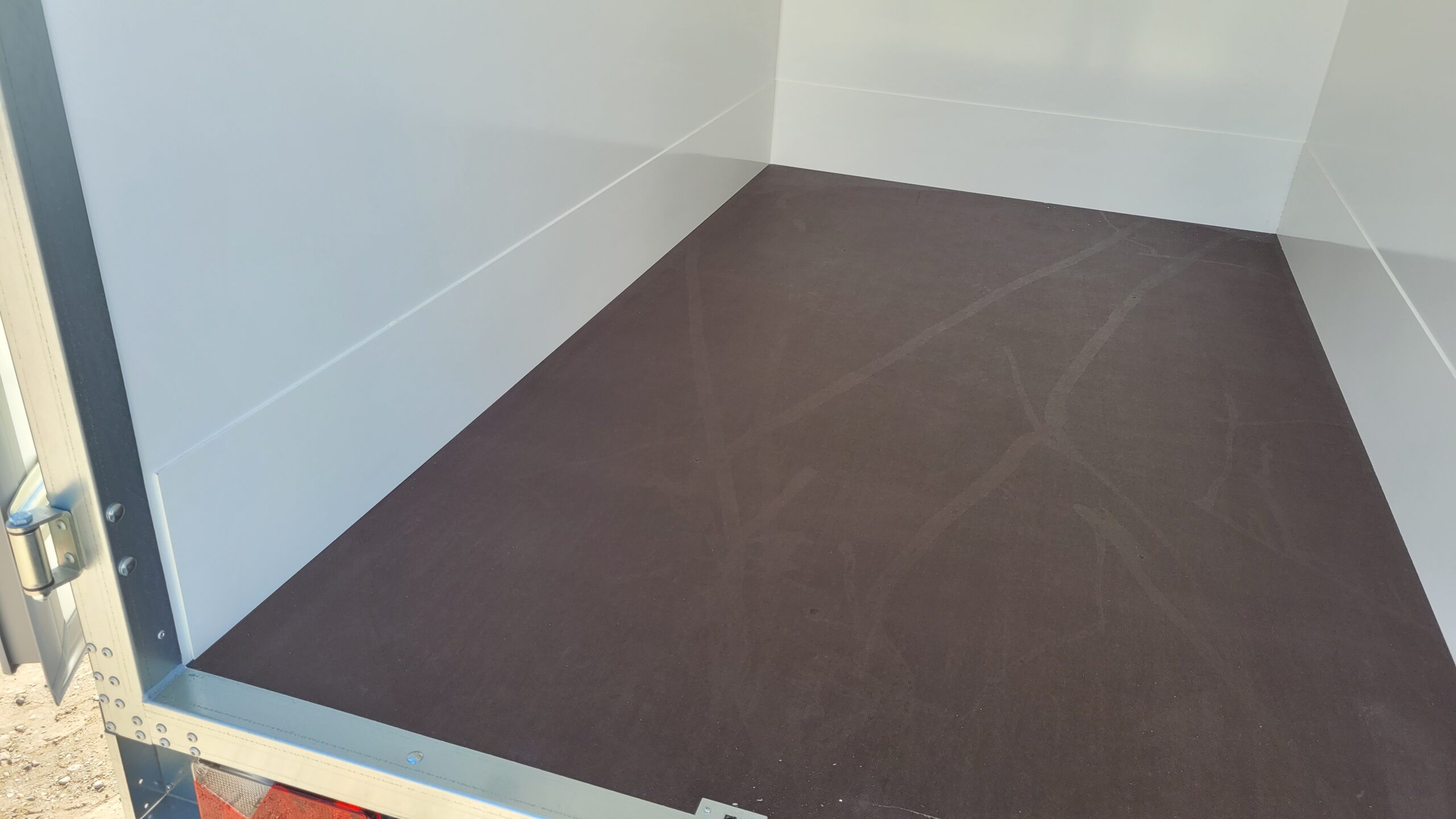 Remorque porte-voitures frigorifique AZKF 1325/145 avec WMK-4G, PTAC 1300 kg, surface de chargement 2,44 x 1,45 m, hauteur intérieure 1800 mm (rail d'arrimage inclus) – Image 4