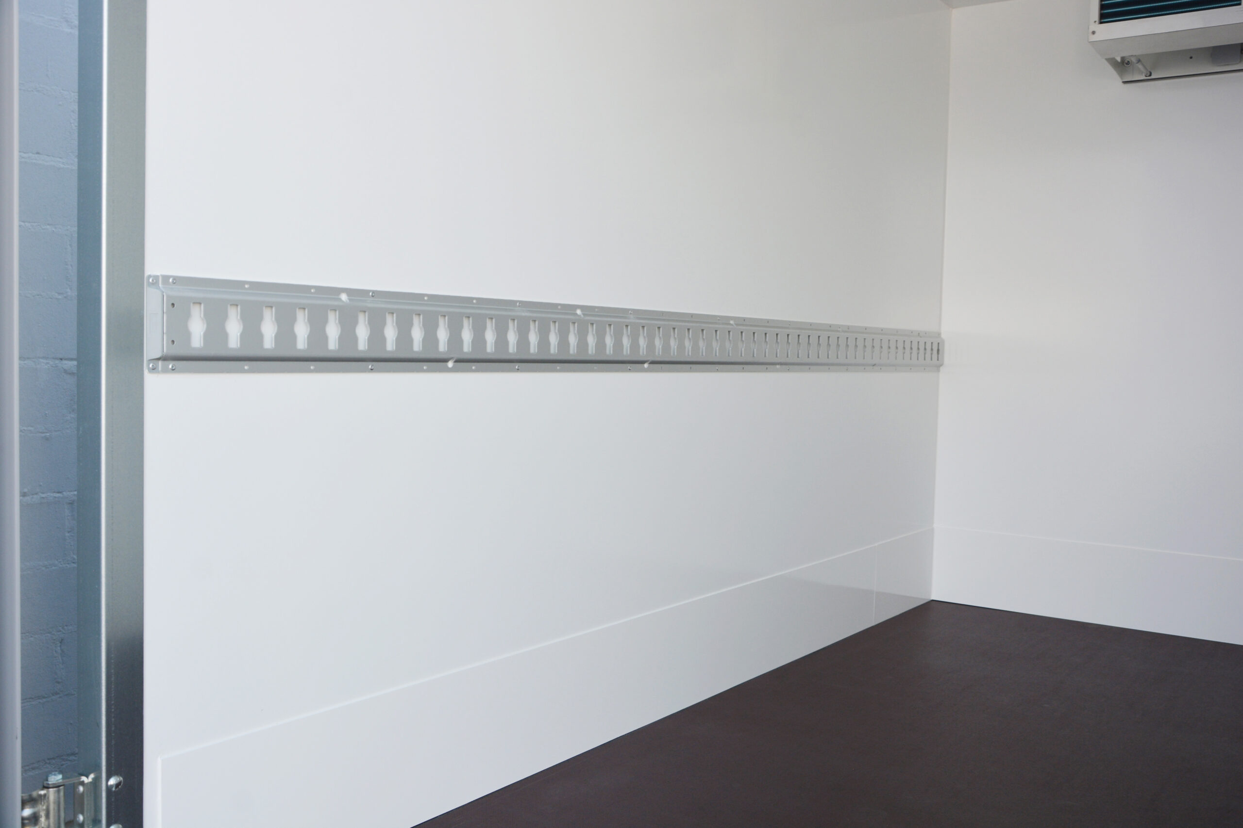 Remorque porte-voitures frigorifique AZKF 2730/155 avec WMK-4G, PTAC 2 700 kg, surface de chargement 2,44 x 1,45 m, hauteur intérieure 2 000 mm (rail d'arrimage inclus) – Image 6