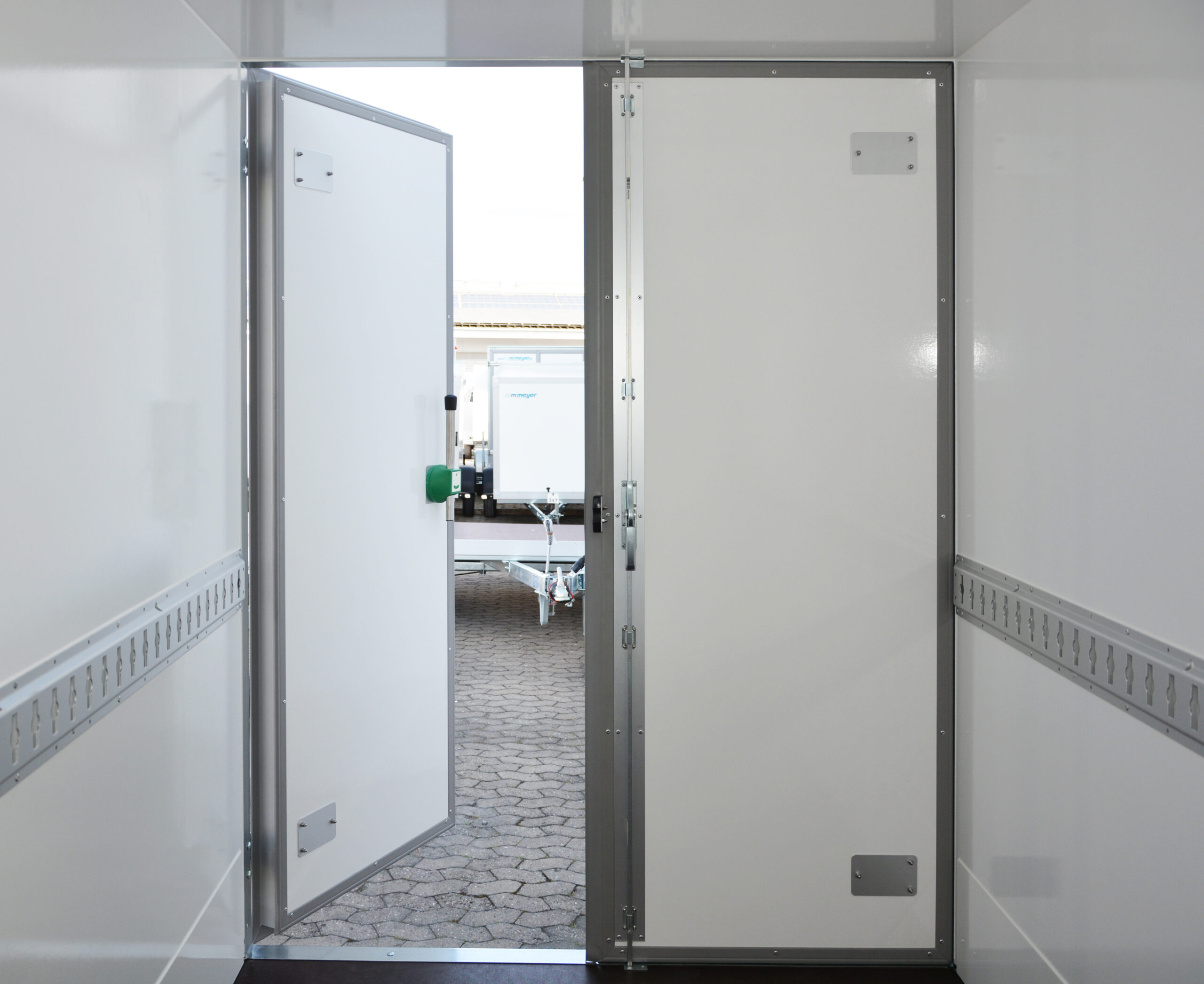 Remorque porte-voitures frigorifique AZKF 2730/155 avec WMK-4G, PTAC 2 700 kg, surface de chargement 2,44 x 1,45 m, hauteur intérieure 2 000 mm (rail d'arrimage inclus) – Image 5