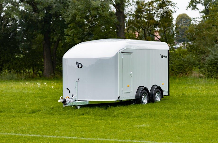 Remorque Debon C800 avec porte latérale – robuste et polyvalente